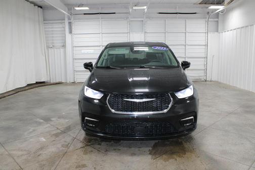 Brilliant Black Crystal Pearlcoat 2023 Chrysler Pacifica Touring L