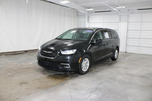 Brilliant Black Crystal Pearlcoat 2023 Chrysler Pacifica Touring L