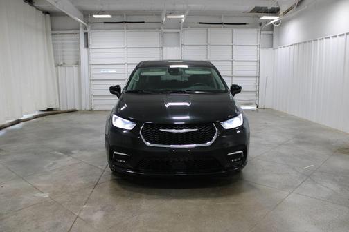Brilliant Black Crystal Pearlcoat 2023 Chrysler Pacifica Touring L