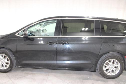 Brilliant Black Crystal Pearlcoat 2023 Chrysler Pacifica Touring L