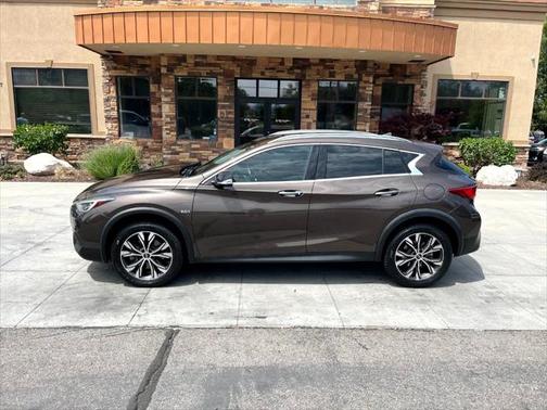 2018 INFINITI QX30 Luxury