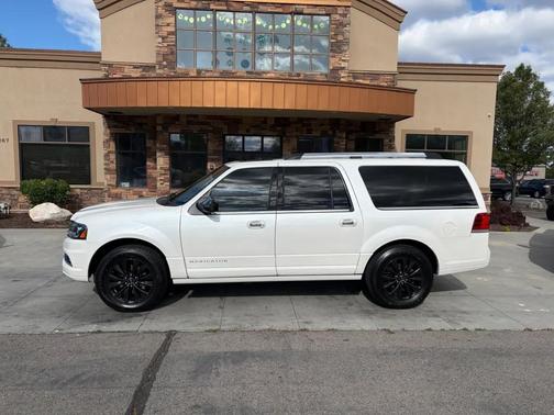 White 2016 Lincoln Navigator Select