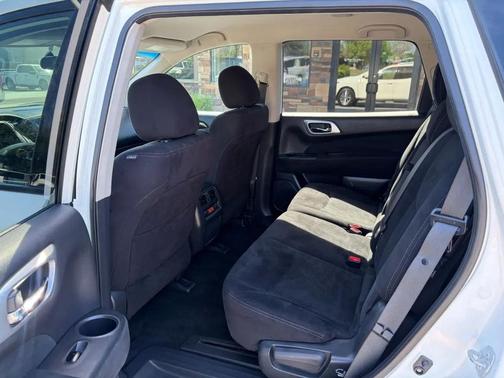 White 2016 Nissan Pathfinder S