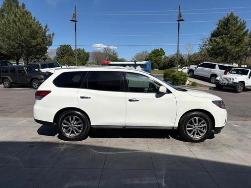 White 2016 Nissan Pathfinder S