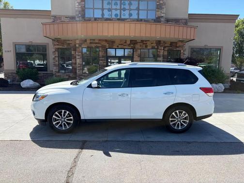 White 2016 Nissan Pathfinder S