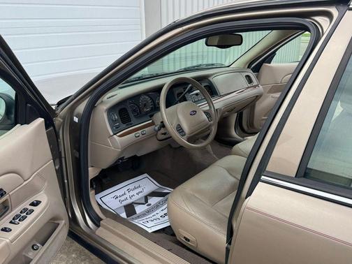 Arizona Beige Clearcoat Metallic 2004 Ford Crown Victoria LX