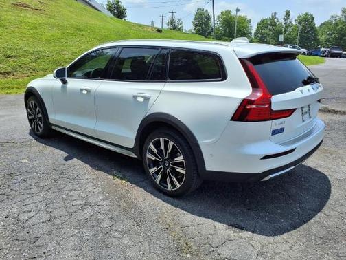 2023 Volvo V60 Cross Country B5 ULTIMATE