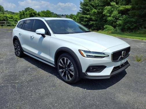 2023 Volvo V60 Cross Country B5 ULTIMATE