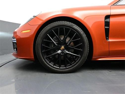 2022 Porsche Panamera 4 Platinum Edition