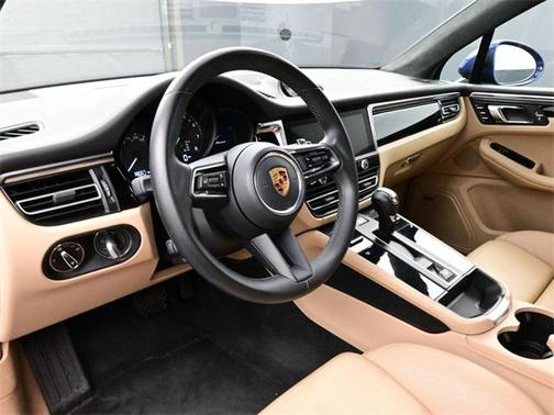 2022 Porsche Macan Base (PDK)