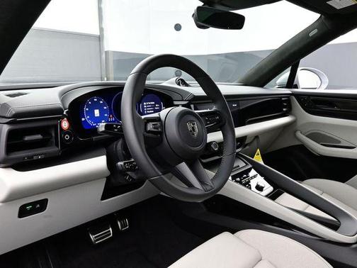 2025 Porsche Macan Turbo