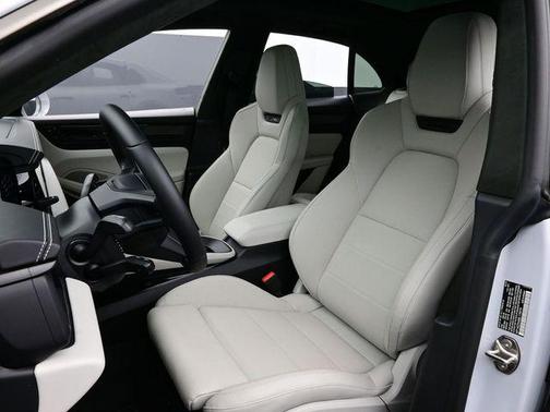 2025 Porsche Macan Turbo