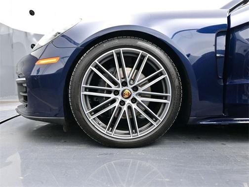 2022 Porsche Panamera 4 Platinum Edition