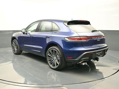 Gentian Blue Metallic 2026 Porsche Macan Macan