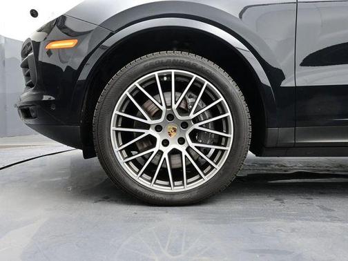 Chromite Black Metallic 2023 Porsche Cayenne Platinum Edition