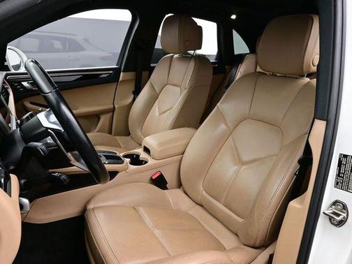 White 2019 Porsche Macan Macan