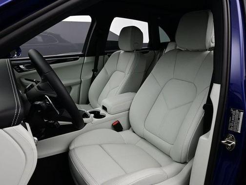 Gentian Blue Metallic 2026 Porsche Macan Macan