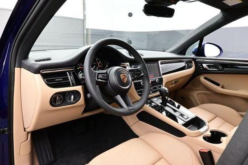 Gentian Blue Metallic 2026 Porsche Macan Macan