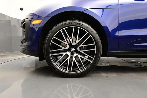 Gentian Blue Metallic 2026 Porsche Macan Macan
