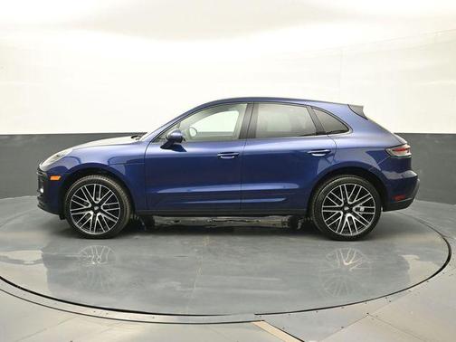 Gentian Blue Metallic 2026 Porsche Macan Macan
