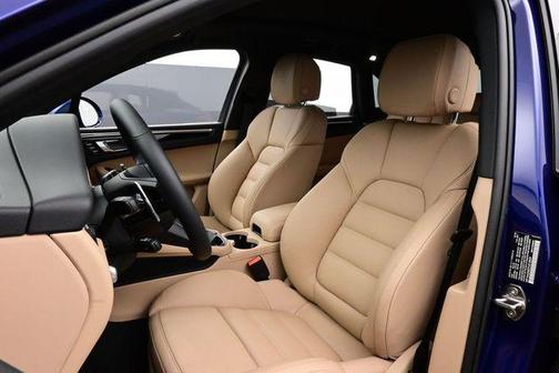 Gentian Blue Metallic 2026 Porsche Macan Macan