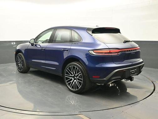 Gentian Blue Metallic 2026 Porsche Macan Macan