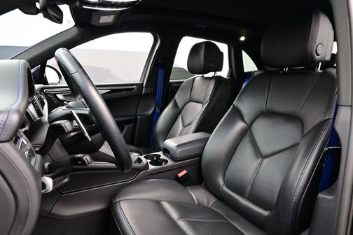 Jet Black Metallic 2023 Porsche Macan Macan