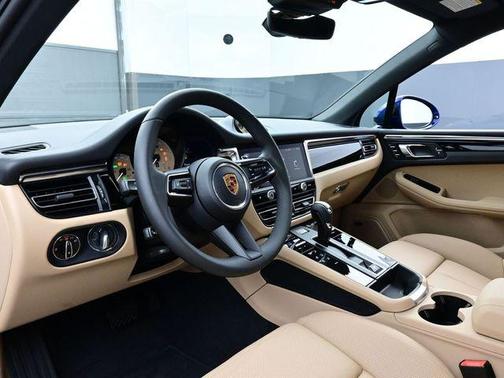 Gentian Blue Metallic 2026 Porsche Macan Macan