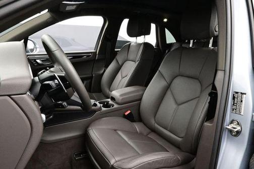 Dolomite Silver Metallic 2025 Porsche Macan Macan