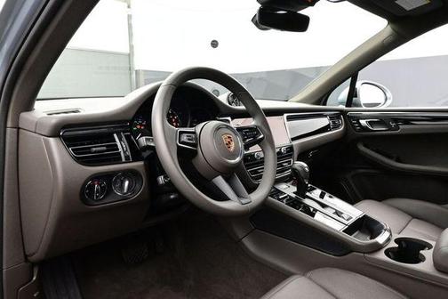 Dolomite Silver Metallic 2025 Porsche Macan Macan