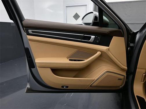 2022 Porsche Panamera 4 Platinum Edition