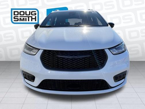 Bright White Clearcoat 2026 Chrysler Pacifica Limited