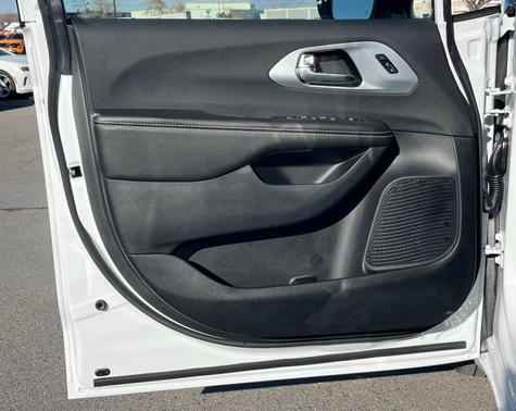 Bright White Clearcoat 2026 Chrysler Pacifica Limited