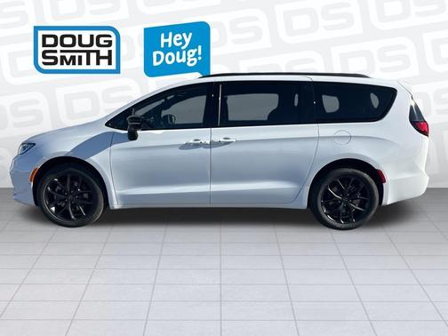Bright White Clearcoat 2026 Chrysler Pacifica Limited