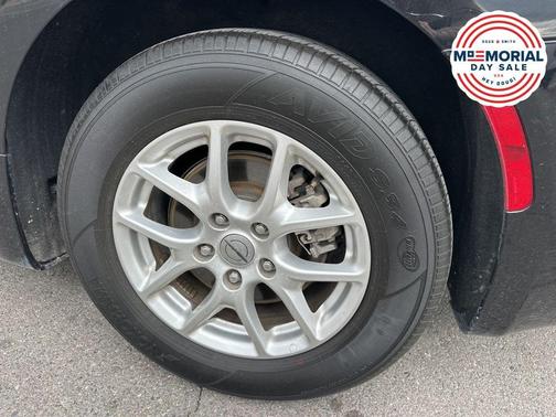 Brilliant Black Crystal Pearlcoat 2023 Chrysler Voyager LX