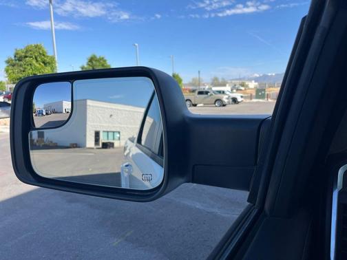 Bright White Clearcoat 2020 RAM 1500 Laramie