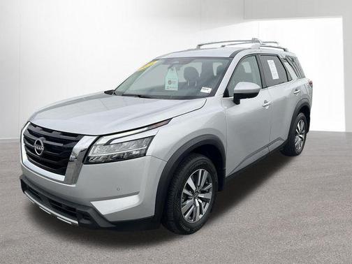 Brilliant Silver Metallic 2024 Nissan Pathfinder SL
