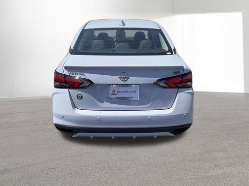 Gray Sky Pearl 2024 Nissan Versa 1.6 SR