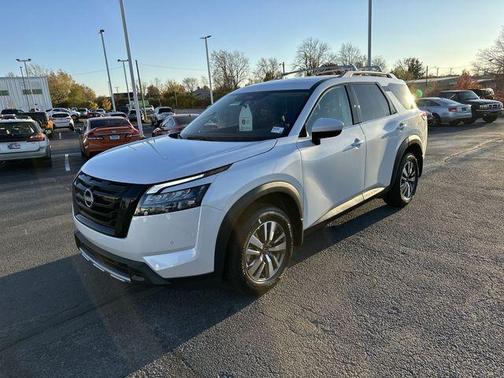 2025 Nissan Pathfinder SL