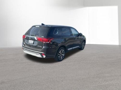 Labrador Black Metallic 2019 Mitsubishi Outlander ES