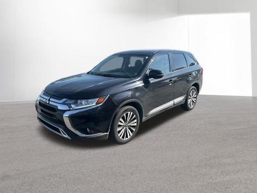 Labrador Black Metallic 2019 Mitsubishi Outlander ES