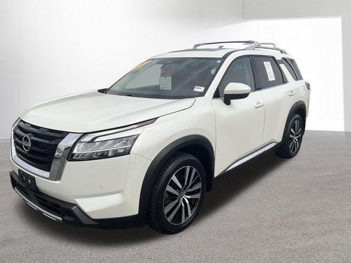 White 2023 Nissan Pathfinder Platinum