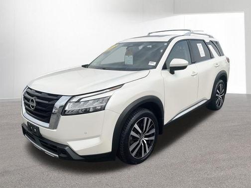 White 2023 Nissan Pathfinder Platinum
