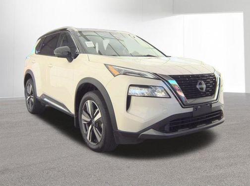 2 Tone White / Black Roof 2023 Nissan Rogue SL