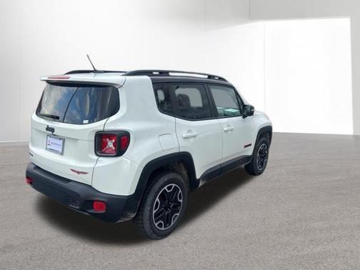 Alpine White 2016 Jeep Renegade Trailhawk