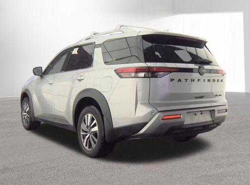 Brilliant Silver Metallic 2023 Nissan Pathfinder SL