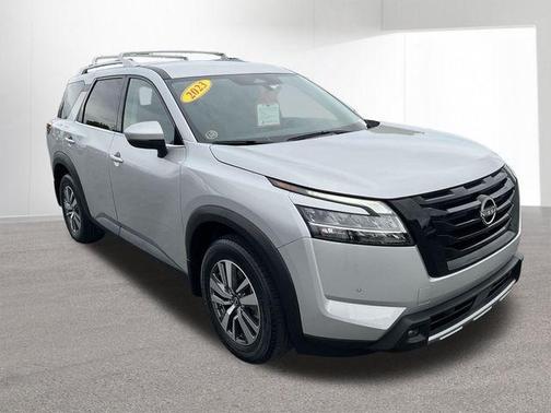 Brilliant Silver Metallic 2023 Nissan Pathfinder SL