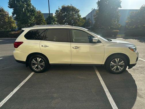 2017 Nissan Pathfinder SL