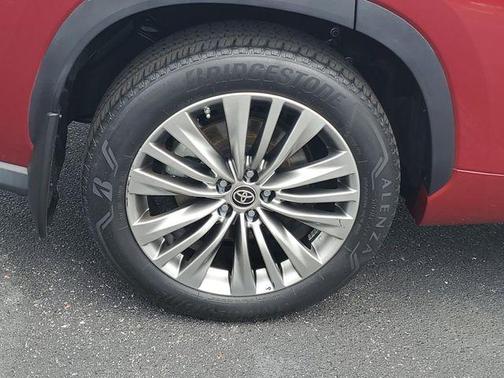 Pearl 2022 Toyota Highlander Platinum