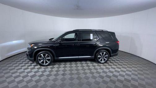 Crystal Black Pearl 2025 Honda Pilot Touring 8-Passenger